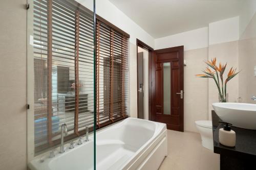 Suite, family, balcony