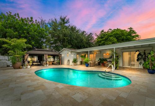 Green Paradise Villa with Pool & Jacuzzi