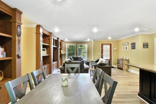 Cozy Cove Escape - Lakeside Retreat cabin in Lake Tansi (TN)