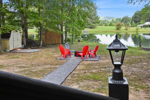 Cozy Cove Escape - Lakeside Retreat cabin in Lake Tansi (TN)