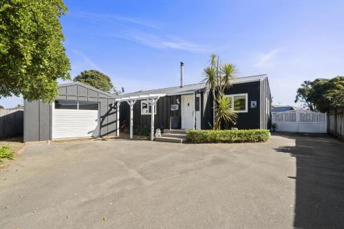 Exterior view, Fishermans Cottage - Waikanae Beach in Waikanae