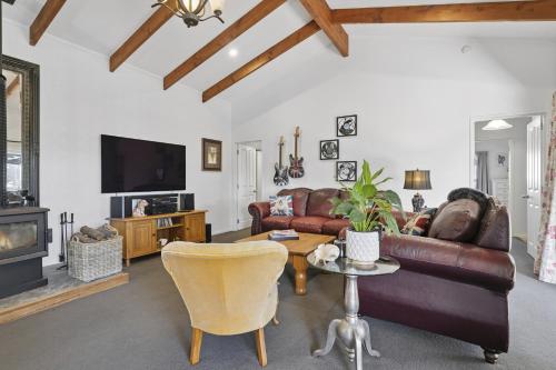 Exterior view, Fishermans Cottage - Waikanae Beach in Waikanae