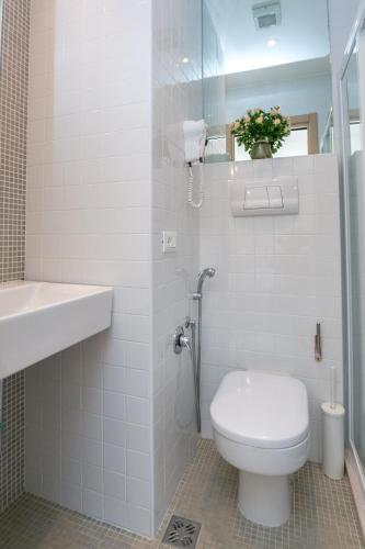 Single Room image 8