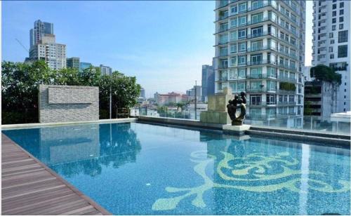 Luxury Condo with Swimming Pool, Fast Wifi, 711, Big Room, Jacuzzi, Bangkok