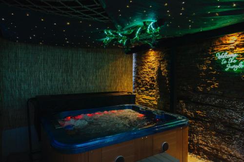 The Jungle! House with Hot Tub. in Nuthall