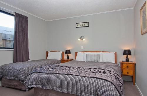 1 queen bed, 2 twin beds, 1 sofa bed