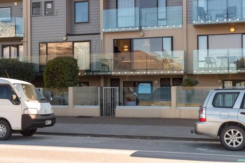 TAHUNA LAKEFRONT LUXURY Central Location - image 4