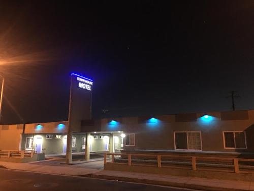 Town House Motel - image 8
