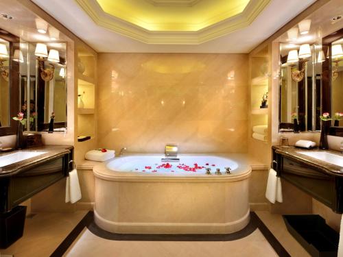 room detail thumbnail 2