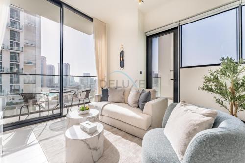 Minutes from Circle Mall, Grocery Stores & Bus Stop 2BR with Mini Private Pool on Balcony, Binghatti Tulip, Jumeirah Village Circle by Deluxe Holiday Homes, Dubaï