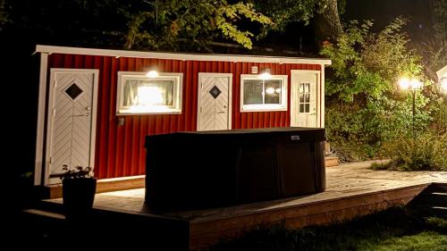 Peaceful lakefront cottage in Vreta Kloster