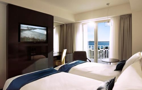 Double or Twin Room with Balcony and Partial Sea View - Single use