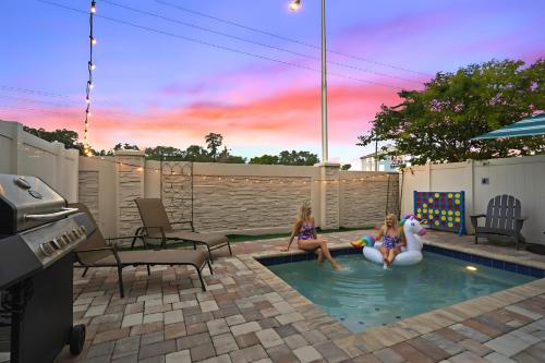New Luxury 4 Bedroom Villa Near Disney With Pool