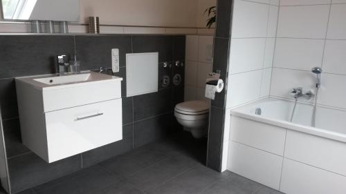 ห้องน้ำ, Ferienwohnung Wesertraum in คัสเซล