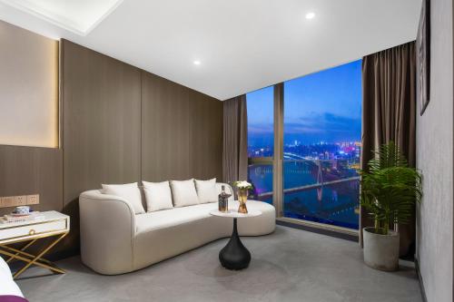 Ouchen International Sky River Hotel (Monument to the people's Liberation Pedestrian Street Store Chongqing) - image 2