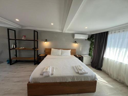 2 double beds, 1 twin bed