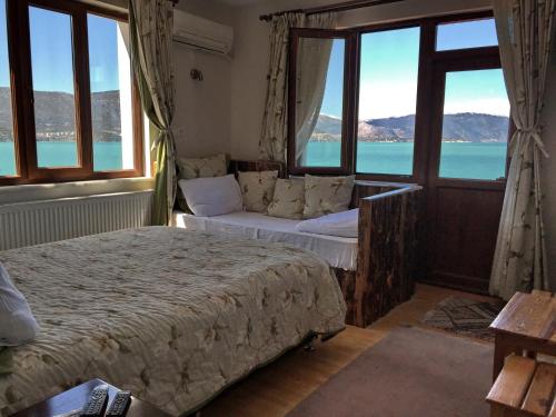1 queen bed, 1 twin bed