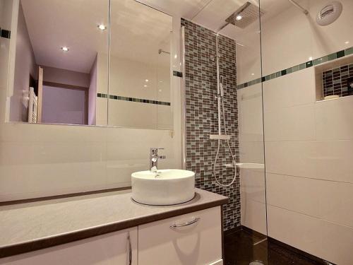 Appartement rénové 6 pers. avec balcon, au pied des pistes - FR-1-455-51 (Appartement renove 6 pers. avec balcon, au pied des pistes - FR-1-455-51) in La Plagne