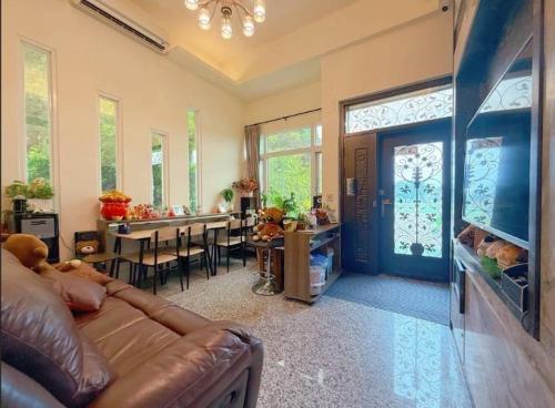 My happiness baking room near Yanzihkou Trail (Swallow Grotto)