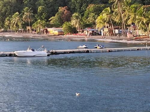 Appartement familial a Bouillante de 66 m² avec jardin in Bouillante