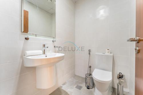 Walking distance to Dubai Mall and Burj Khalifa, Easy access to Dubai Metro and Top attractions, Dunya Tower, Downtown Dubai by Deluxe Holiday Homes, Dubaj (zdjęcie 8)