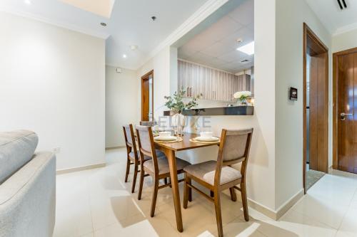Walking distance to Dubai Mall and Burj Khalifa, Easy access to Dubai Metro and Top attractions, Dunya Tower, Downtown Dubai by Deluxe Holiday Homes, Dubaj (zdjęcie 9)