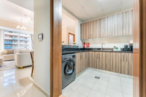 Walking distance to Dubai Mall and Burj Khalifa, Easy access to Dubai Metro and Top attractions, Dunya Tower, Downtown Dubai by Deluxe Holiday Homes, Dubaj (zdjęcie 10)
