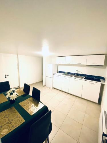 кухня, Logement Proche gare de Villiers le bel, 20 mins de Paris , Stade 2 France, Aero CDG, Parc des expos in Arnouville