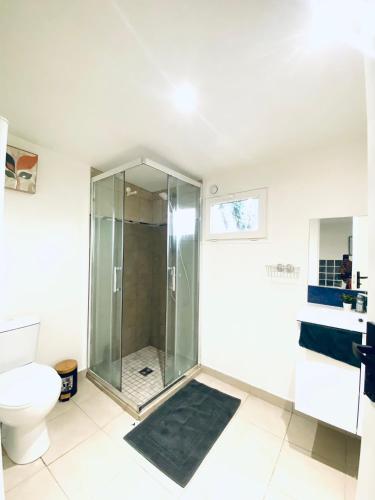 Баня, Logement Proche gare de Villiers le bel, 20 mins de Paris , Stade 2 France, Aero CDG, Parc des expos in Arnouville