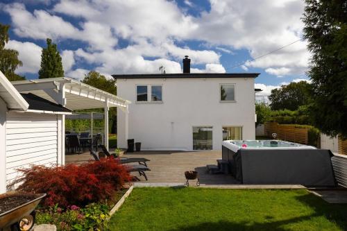 Comfortable & spacious villa near Stockholm city, Stockholm (photo 2)