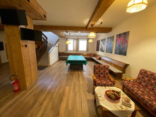 ห้องส่วนกลางสำหรับนั่งเล่น/ดูทีวี, Residence Canazei in อัลบา