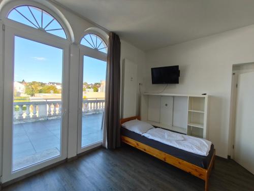 Spacious Worker Apartments with Rooftop Terrace - Up to 21 Guests in ostringen