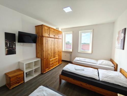 Spacious Worker Apartments with Rooftop Terrace - Up to 21 Guests in ostringen