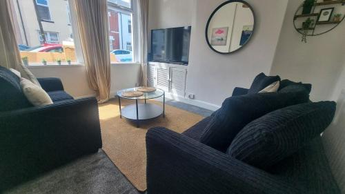Cosy bright 4 bed house 11mins from Cardiff centre