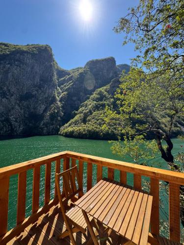 Заобикаляща среда, Te Konaku, Komani Lake in Nderlysaj