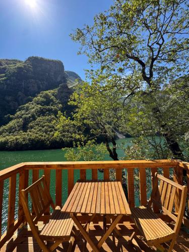 Заобикаляща среда, Te Konaku, Komani Lake in Nderlysaj