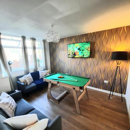 Entire Home in Leeds, Free Parking, Free WiFi gîte à louer Malham House Day Hospital