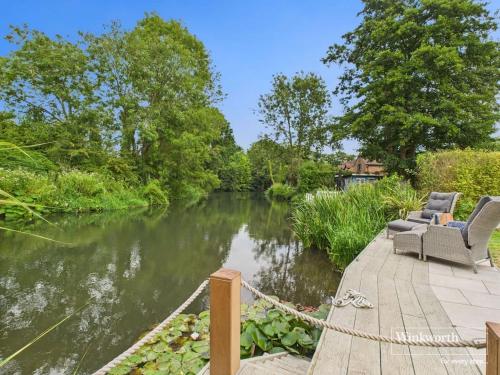 3000 SqFt Riverside Home Hot Tub & Mooring – khách sạn tại Burghfield
