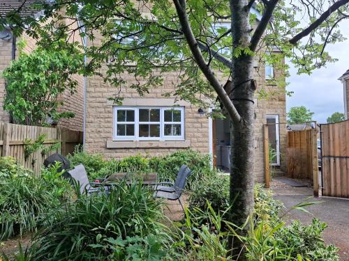 Garden, Stylish home close to the Yorkshire Dales & Leeds Airport in Otley and Yeadon