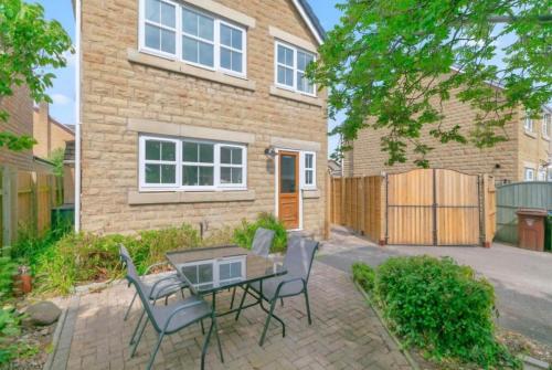 Garden, Stylish home close to the Yorkshire Dales & Leeds Airport in Otley and Yeadon