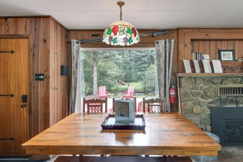 Charming Idaho Springs Retreat on Chicago Creek! in Idaho Springs, USA