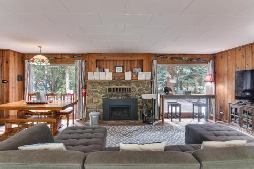 Charming Idaho Springs Retreat on Chicago Creek! in Idaho Springs, USA