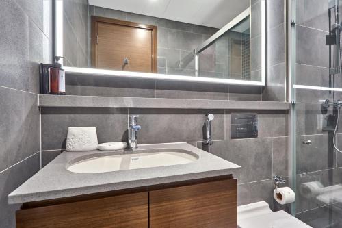 STAY BY LATINEM Luxury 1BR Holiday Home CB 1210 Near Burj Khalifa, Dubaï (photo 9)