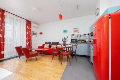 American Retro Apartment with Balcony Warsaw Powiśle by Noclegi Renters, Warsaw