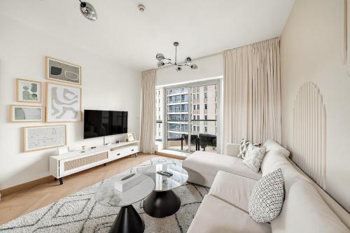 Stylish 1BR in Dubai Marina with Balcony, Pool & Walk to Beach, Dubai