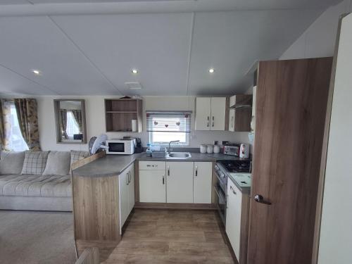 3-Bed Caravan - Sleeps 8 - Pool, Skegness (foto 5)