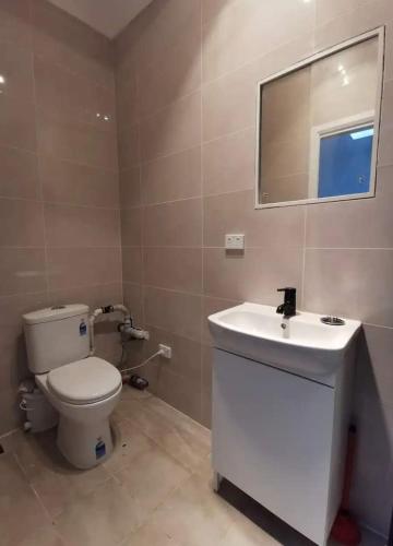 1 bedroom guesthouse close 2Train&Westfield near Lyrebird Caves