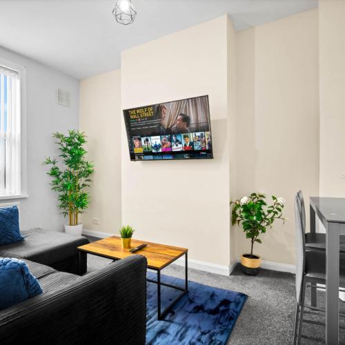 Two Bedroom Apartment - West Brom - Fast WiFi - Parking - Sleeps 3 WBB