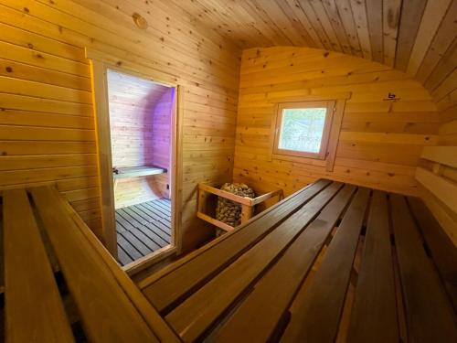 Hot Tub BANYA Sauna True Cottage experience in Innisfil (ON)