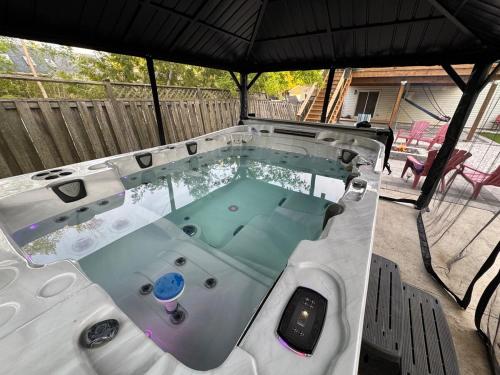 Hot Tub BANYA Sauna True Cottage experience in Innisfil (ON)